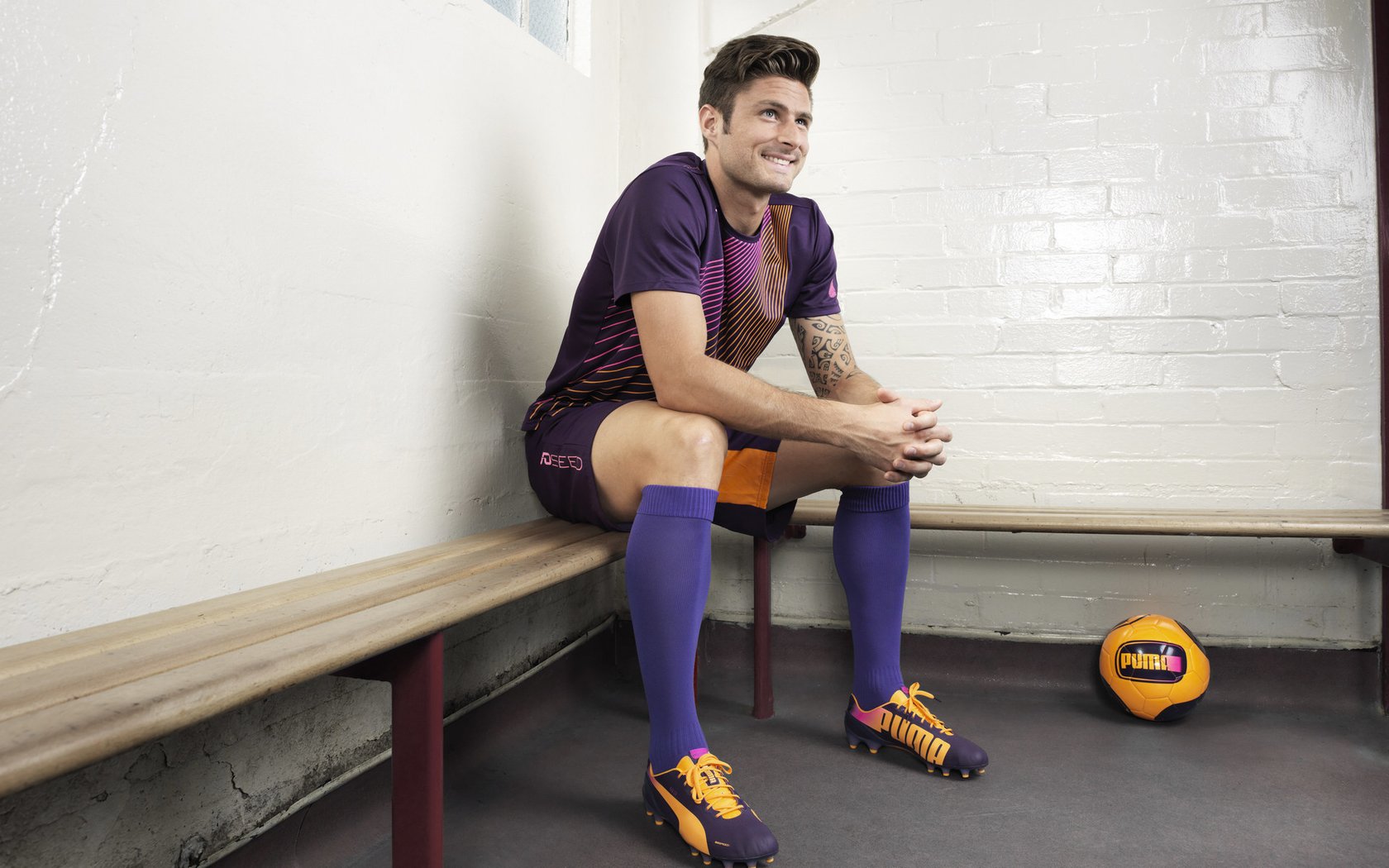 爱游戏体育官方网站-基：全黑队的“后场指挥官”，他为防线和进攻提供了稳定的保障